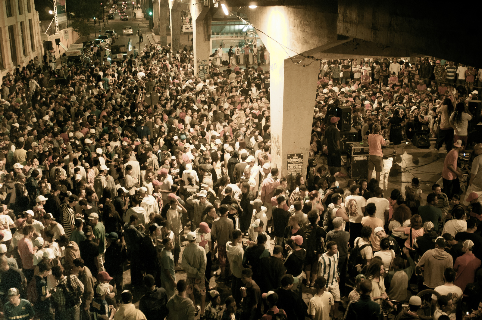 O Duelo de MC's acontece todas as sextas-feiras debaixo do viaduto Santa Teresa. Exemplo de ocupação de espaços públicos em Belo Horizonte,  organizado pelo coletivo Família de Rua. 